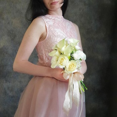 Белый букет невесты из калл, прунуса и роз Пуховые сны