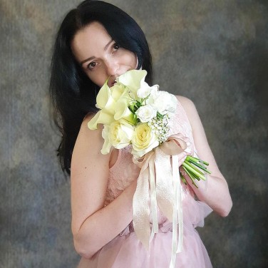 Белый букет невесты из калл, прунуса и роз Пуховые сны