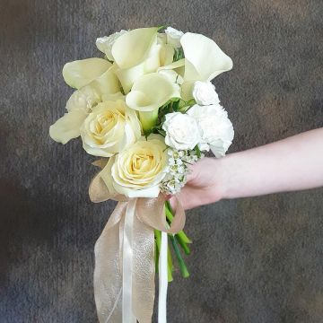Белый букет невесты из калл, прунуса и роз Пуховые сны