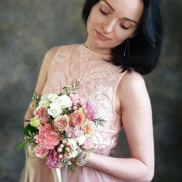 Розовый свадебный букет из роз, эустомы и гвоздики Объятия неги