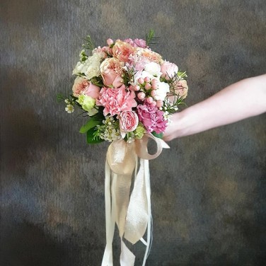Розовый свадебный букет из роз, эустомы и гвоздики Объятия неги