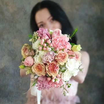 Розовый свадебный букет из роз, эустомы и гвоздики Объятия неги