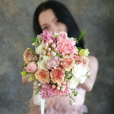 Розовый свадебный букет из роз, эустомы и гвоздики Объятия неги