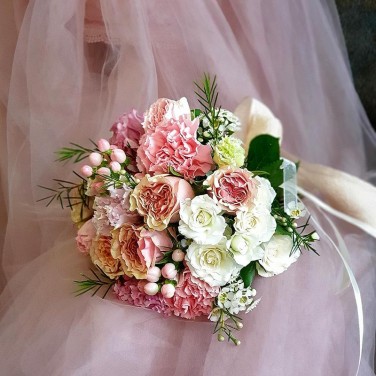 Розовый свадебный букет из роз, эустомы и гвоздики Объятия неги
