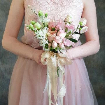 Бело-розовый букет невесты из роз, прунуса, эустомы, латируса Фламинго