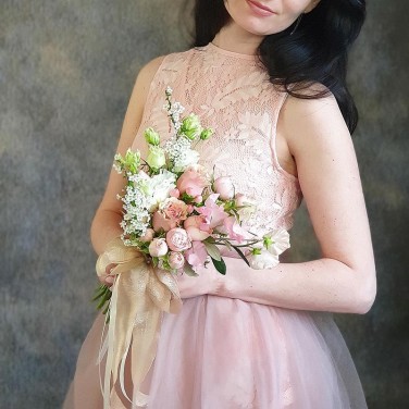 Бело-розовый букет невесты из роз, прунуса, эустомы, латируса Фламинго