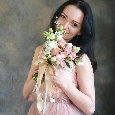 Бело-розовый букет невесты из роз, прунуса, эустомы, латируса Фламинго