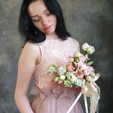 Бело-розовый букет невесты из роз, прунуса, эустомы, латируса Фламинго