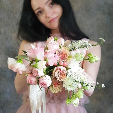 Бело-розовый букет невесты из роз, прунуса, эустомы, латируса Фламинго