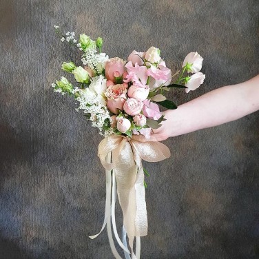 Бело-розовый букет невесты из роз, прунуса, эустомы, латируса Фламинго