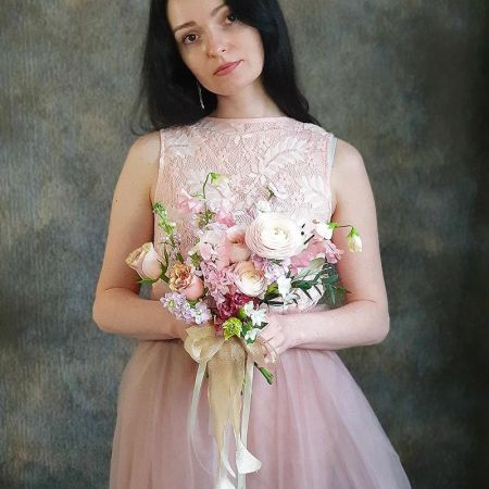 Розовый букет невесты из ранункулюса, розы, маттиолы Розовый Рассвет