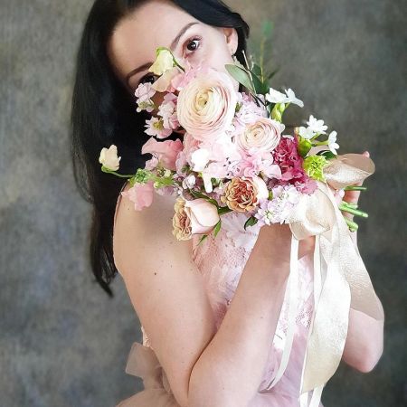 Розовый букет невесты из ранункулюса, розы, маттиолы Розовый Рассвет
