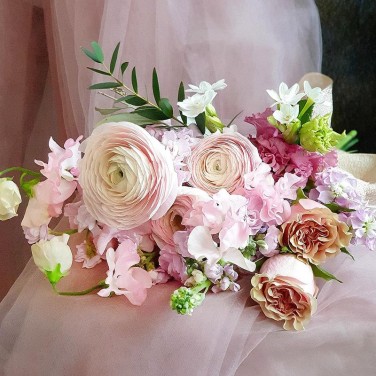 Розовый букет невесты из ранункулюса, розы, маттиолы Розовый Рассвет