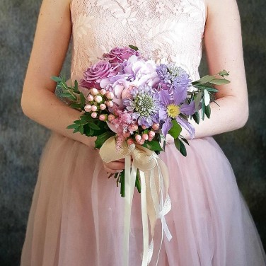 Сиреневый букет невесты из скабиозы, роз, гортензии Звуки Танго