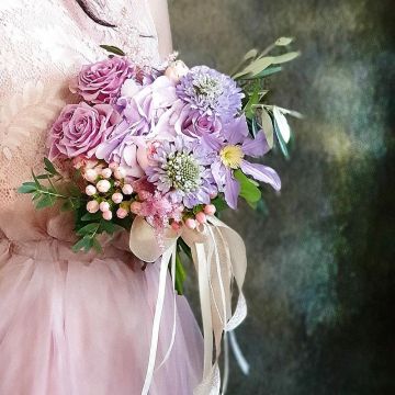 Сиреневый букет невесты из скабиозы, роз, гортензии Звуки Танго