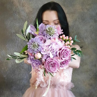 Сиреневый букет невесты из скабиозы, роз, гортензии Звуки Танго