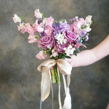 Сиреневый букет невесты из роз, латируса и маттиолы Турмалин