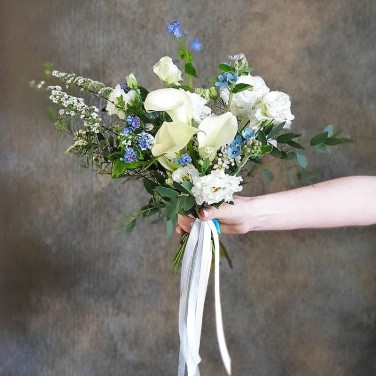 Бело-голубой свадебный букет из незабудок, калл и оксипеталума Царица Небес