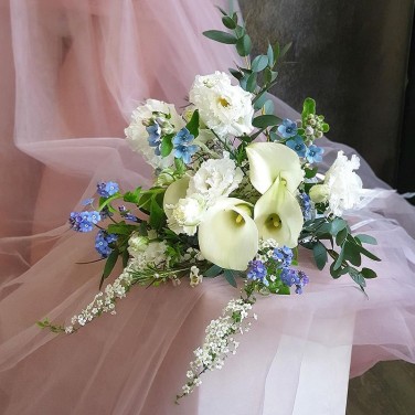 Бело-голубой свадебный букет из незабудок, калл и оксипеталума Царица Небес