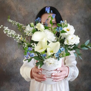 Композиция в шляпной коробке из калл, оксипеталума и эустомы Приятная встреча