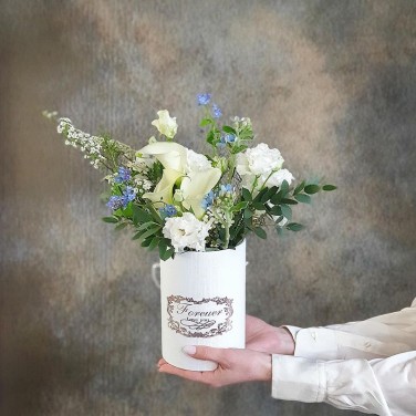 Композиция в шляпной коробке из калл, оксипеталума и эустомы Приятная встреча