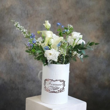 Композиция в шляпной коробке из калл, оксипеталума и эустомы Приятная встреча