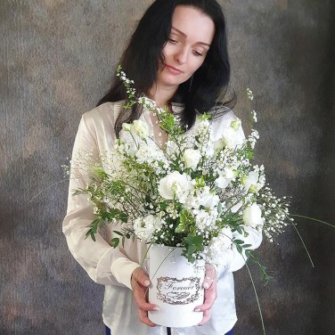 Композиция в шляпной коробке из эустомы, хамелациума и зелени Воздушная походка