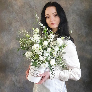 Композиция в шляпной коробке из эустомы, хамелациума и зелени Воздушная походка