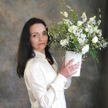 Композиция в шляпной коробке из эустомы, хамелациума и зелени Воздушная походка