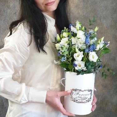 Весенняя композиция из эустомы, мускарей и зелени Тайный сговор