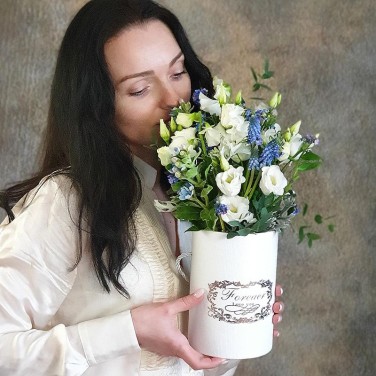 Весенняя композиция из эустомы, мускарей и зелени Тайный сговор