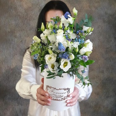 Весенняя композиция из эустомы, мускарей и зелени Тайный сговор