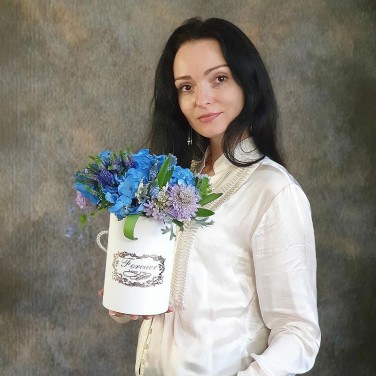 Шляпная коробка из гортензии, мускарей, скабиозы Ларимар