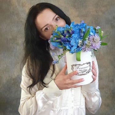 Шляпная коробка из гортензии, мускарей, скабиозы Ларимар
