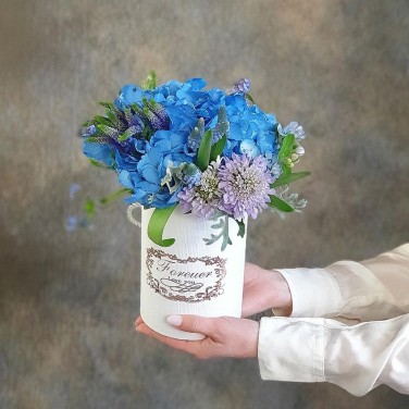 Шляпная коробка из гортензии, мускарей, скабиозы Ларимар