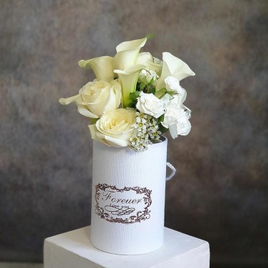 Композиция в шляпной коробке из калл, роз и гвоздик Белый Коралл