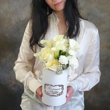 Композиция в шляпной коробке из калл, роз и гвоздик Белый Коралл