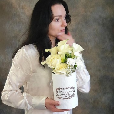 Композиция в шляпной коробке из калл, роз и гвоздик Белый Коралл