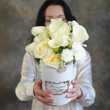 Композиция в шляпной коробке из калл, роз и гвоздик Белый Коралл