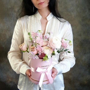 Композиция в шляпной коробке с ранункулюсом, маттиолой и розой Рубеллит