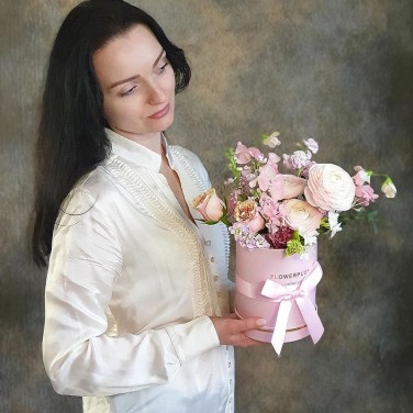 Композиция в шляпной коробке с ранункулюсом, маттиолой и розой Рубеллит