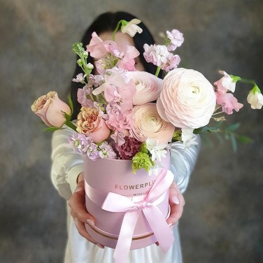 Композиция в шляпной коробке с ранункулюсом, маттиолой и розой Рубеллит