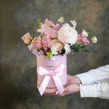 Композиция в шляпной коробке с ранункулюсом, маттиолой и розой Рубеллит