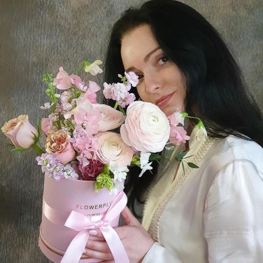 Композиция в шляпной коробке с ранункулюсом, маттиолой и розой Рубеллит