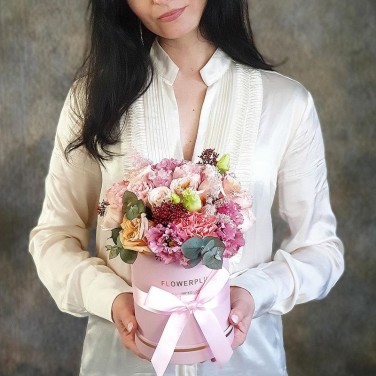 Композиция в шляпной коробке из пионовидных роз, астильбы и скиммии Оникс