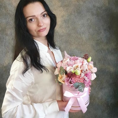 Композиция в шляпной коробке из пионовидных роз, астильбы и скиммии Оникс