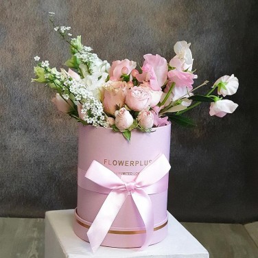 Цветы в шляпной коробке из роз, прунуса и латируса Лунный камень