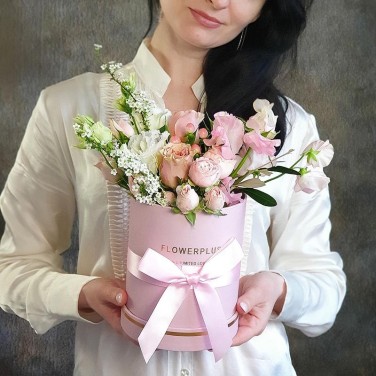 Цветы в шляпной коробке из роз, прунуса и латируса Лунный камень