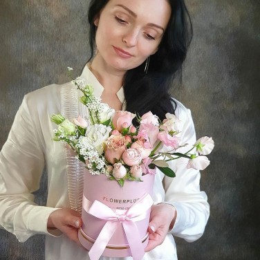 Цветы в шляпной коробке из роз, прунуса и латируса Лунный камень