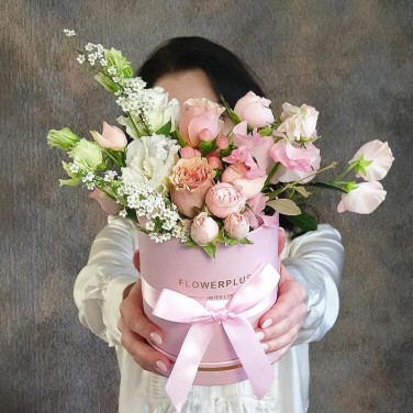 Цветы в шляпной коробке из роз, прунуса и латируса Лунный камень